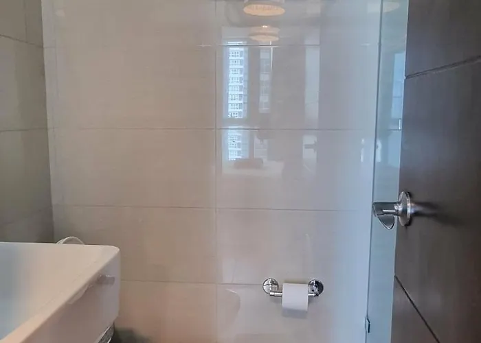 Apartment 1br Uptown Bgc 50 Smart Tv Wifi 300 Mbps