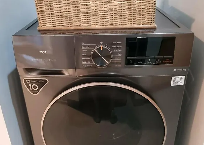 1br Uptown Bgc 50 Smart Tv Wifi 300 Mbps *